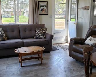 2bed 1bath Lake MI Fishing Cabin Wifi Ac Deck Firepit Kayak Paddle Boat Dock #8 - Gladstone - Sala de estar