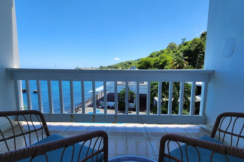 أو إ ماناجمنت أنكوريج هوتل - روسو - شرفة