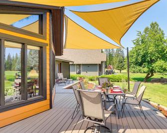 Deck and Mtn Views Libby Home on Golf Course! - Libby - Terasa