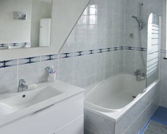 Les pieds dans l'eau,la tête dans les nuages - Luxeuil-les-Bains - Bathroom