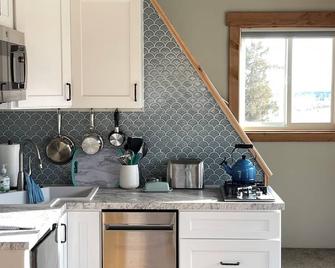 Juniper Cabin. Private cabin with majestic views and clear stargazing dome! - Enterprise - Kitchen