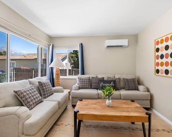 Cozy 2br Home With Bright Interior Relaxing Patio - Ontario - Living room