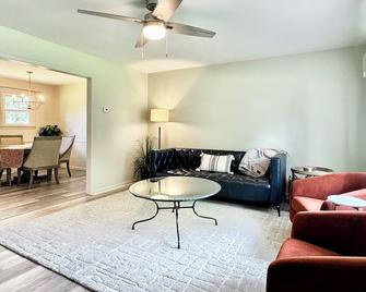 This house is a 3 bedroom(s), 1.5 bathrooms, located in Gas City, IN. - Gas City - Living room