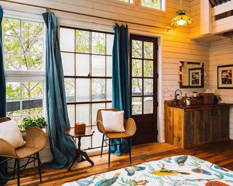 Treetop Hideaways: Dogwood Treehouse in Chattanooga - Chattanooga - Sala de estar