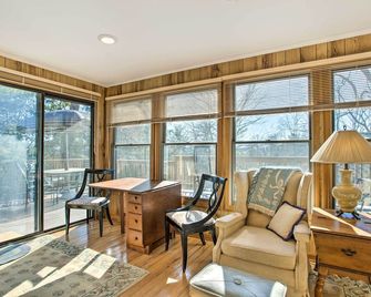 Dog-Friendly Hendersonville Cabin Deck and Views - Hendersonville - Living room