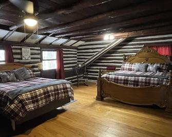 Ski Pine Knob! Ice skating on Walters lake! Indoor fireplace! WiFi! Pool Table! - Clarkston - Bedroom