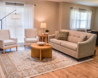 Spacious, Remodeled Home in the Heart of Hammond - Hammond - Living room