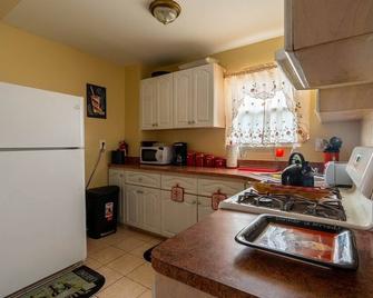 Cozy, Spacious Home in Queens close to JFK Airport - Queens - Phòng bếp