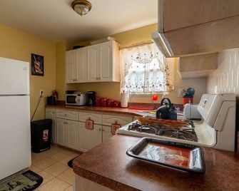 Cozy, Spacious Home in Queens close to JFK Airport - Queens - Kitchen