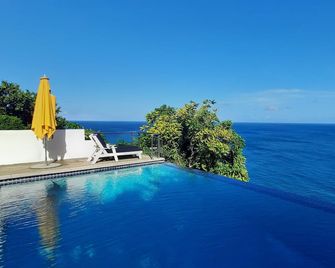Villa Being - Tobago Luxury B&B - Scarborough - Zwembad