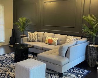 Sweet Vacation Home - Lawrenceville - Living room
