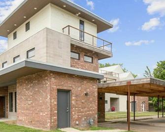 Fabulous Contemporary Getaway | Private Entrance | Private Room - Bryan - Building