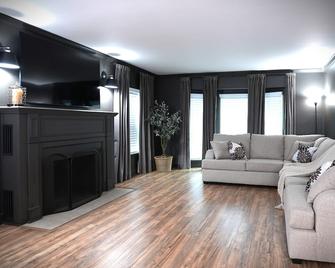 Destination #51 - Santa Ana - Living room