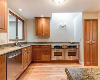 Luxurious Pacific Heights Retreat with Rooftop Deck - San Francisco - Kitchen