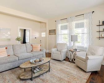 Bama's Best Game Day House - Tuscaloosa - Living room