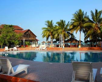 Charlestina Beach Resort - Elmina - Pool