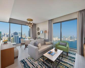 Doubletree by Hilton Sharjah Waterfront Hotel and Residences - Sharjah - Living room