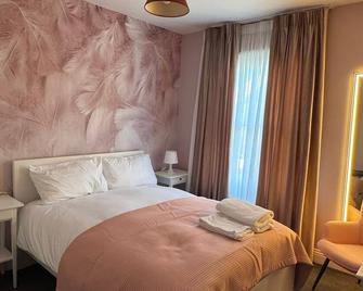 Mandeville Guest House - Enfield - Bedroom