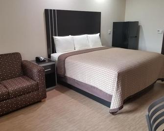 King Room, Scottish Inns & Suites, Soundproof Rooms, Near Shops and Restaurants - Bay City