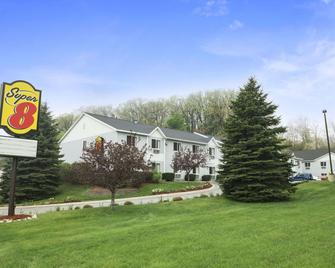 Super 8 by Wyndham Manistee - Manistee - Building