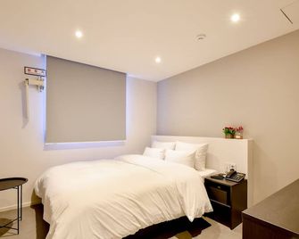 Hotel Maison - Busan - Bedroom