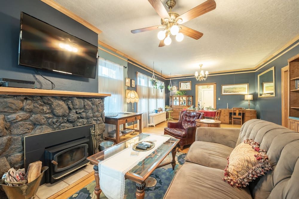 Elegant, clean, and comfortable ~ Historic DT Bungalow ~ Close to CC - Colorado Springs - Living room