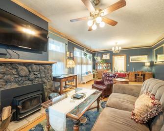 Elegant, clean, and comfortable ~ Historic DT Bungalow ~ Close to CC - Colorado Springs - Salon