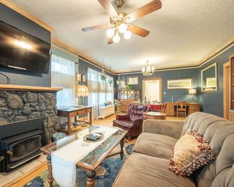 Elegant, clean, and comfortable ~ Historic DT Bungalow ~ Close to CC - Colorado Springs - Living room