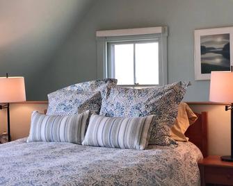 Sea Sparkle: Sunny Village Cottage With Artist Studio And Panoramic Ocean Views - Port Clyde - Bedroom