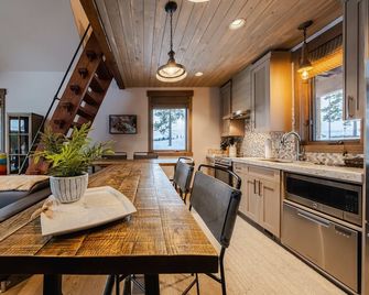 Wilderness Club Cottage on 18th Green - Eureka - Dining room