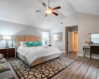 Lake-Front View Home W/ Open Deck & 2 King Beds - Morrow - Bedroom