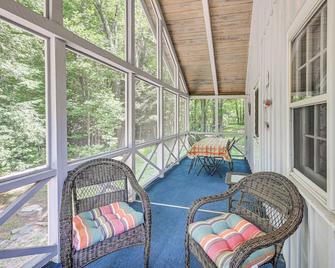 Becket Home w/ 3-Season Porch: Walk to Lake Access - Becket - Balcón