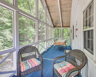 Becket Home with 3-Season Porch Walk to Lake Access - Becket - Balcón