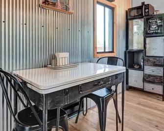 Zen2- Adorable Tiny Home in Davis! Pet Friendly! A/C - Davis - Comedor