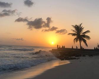 Charming Cottage in Rockley, Barbados only 5 mins Walk to Gorgeous Accra Beach! - Hastings - Beach