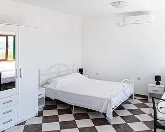 1 Bedroom Stunning Apartment In Donje Polje - Jadrtovac - Habitación