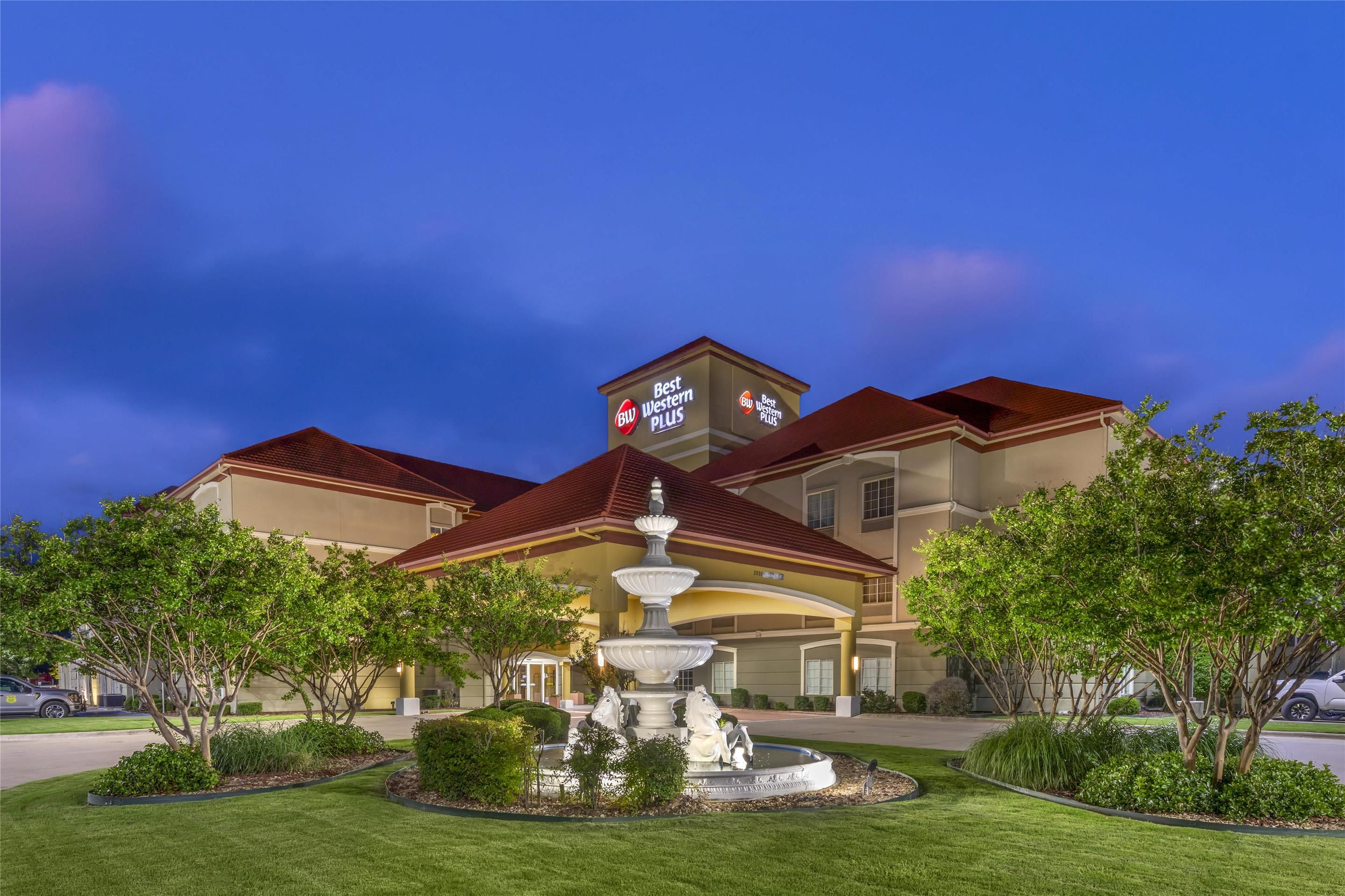 Best Western Plus Monica Royale Inn & Suites - Greenville - Budova