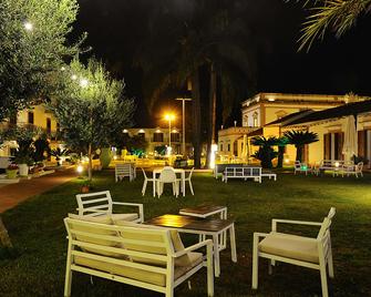 كاسينا دي كولي، شور هوتل كوليكشن باي بست ويسترن - باليرمو - شرفة مرصوفة