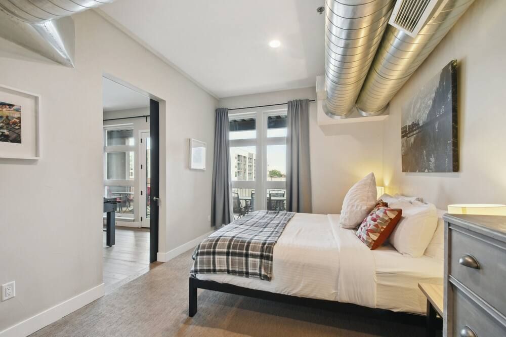 Graffiti & Skyline | Rino Art Lofts - דנבר - חדר שינה