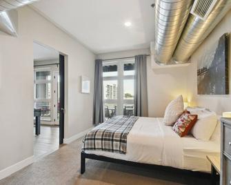 Graffiti & Skyline | Rino Art Lofts - Denver - Habitación