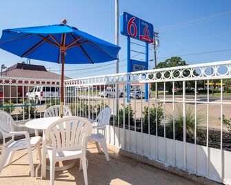 Motel 6 Bryan, Tx - University Area - Bryan - Balcony