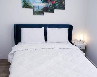 5 min drive to scenic lakes, rivers and trails! Clean, Quiet & Beautiful suite - Mission - Bedroom