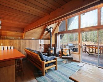 Getaway Ski Cabin 13 Miles To Stevens Pass, Hot Tub! - Skykomish - Living room