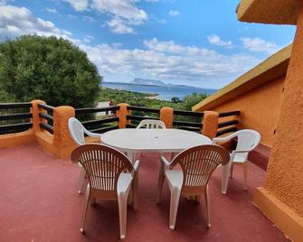 Villa at San Teodoro - near the sea and city center: nature, views and silence! - San Teodoro - Balkon