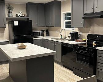 Spacious 4-bedroom home on 5 acres in York with King Suite - York