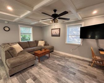 New Colonial One Mile from Camden Harbor - Camden - Living room