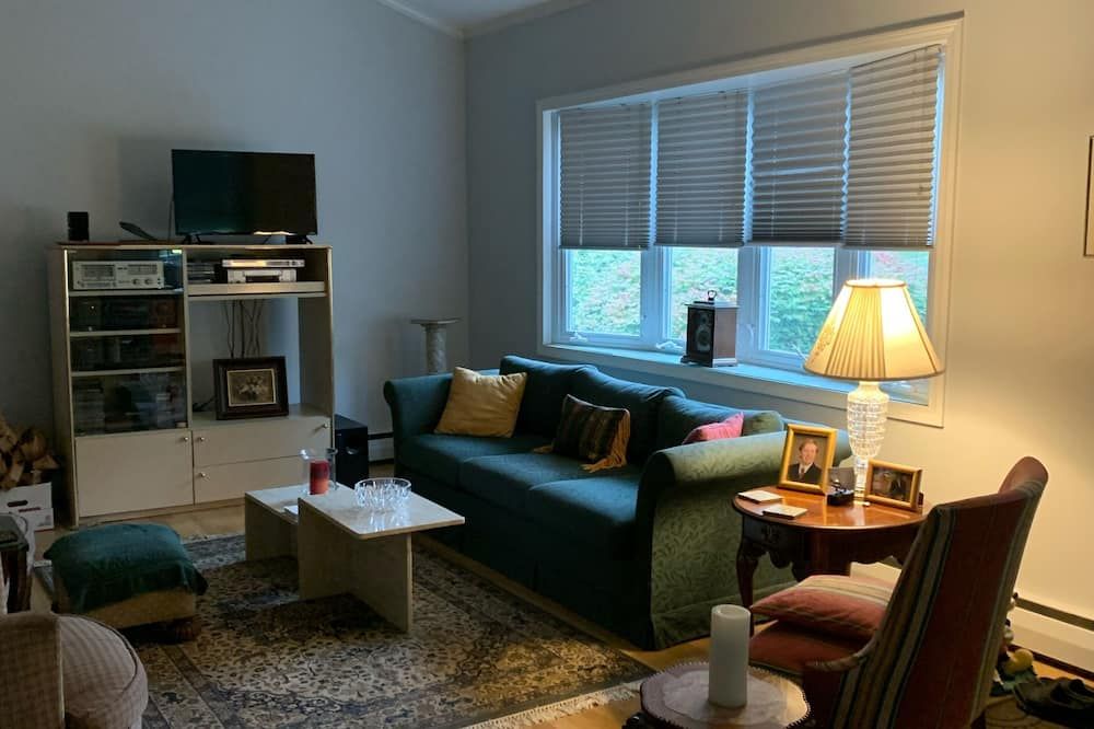Living room view of West Hartford furn. rm pvt bth. near UHART, CIGNA & dwtn Hartford all hospitals