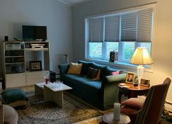 West Hartford furn. rm pvt bth. near UHART, CIGNA & dwtn Hartford all hospitals - West Hartford - Living room