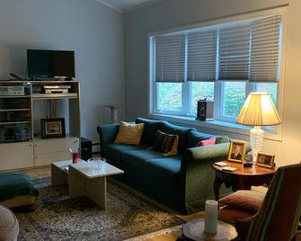 West Hartford furn. rm pvt bth. near UHART, CIGNA & dwtn Hartford all hospitals - West Hartford - Living room