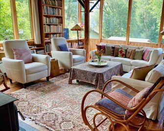 Van der Ryn Eco-Refuge: Architecture in Nature - Inverness - Lounge